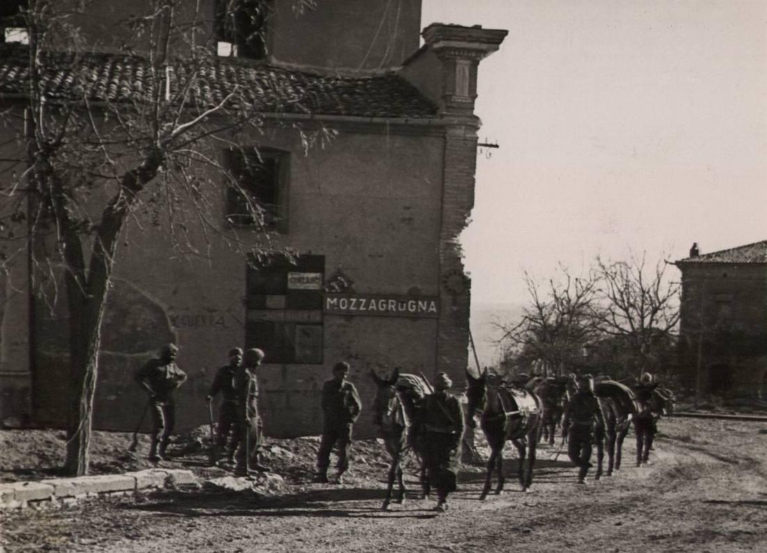 A Sikh regiment in Mozzagrogna Italy (114K)