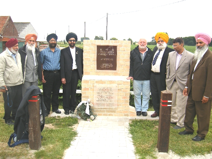 Sikh Indian monument 2 at hollebeke 26.5.2011 (273K)