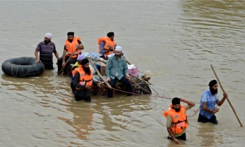 Sikhs-assist-with-flood-r-011-355x213 (24K)
