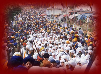 The thick crowds of Sikhs in the streets of Anandpur Sahib to celebrate Baisakhi