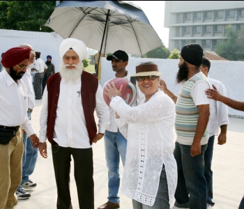 Ish with Gulshan Grover - At the sets of Chhevan Dariya (95K)