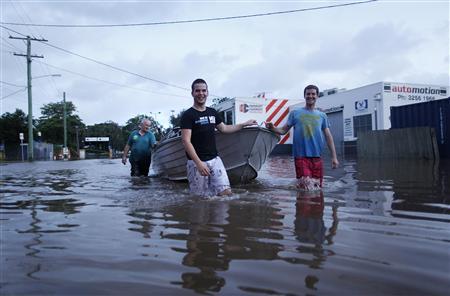 floods australia flood clean starts risk sikhnet mud debris stinking began largest cleaning third