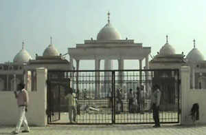 SikhmemorialinGurdaspur (12K)