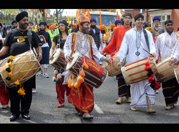 coventry-sikhs-celebrate (63K)
