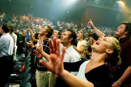evangelicals-worshiping (24K)