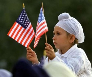 350px_Sikh_Kid_holding_US_flags (35K)