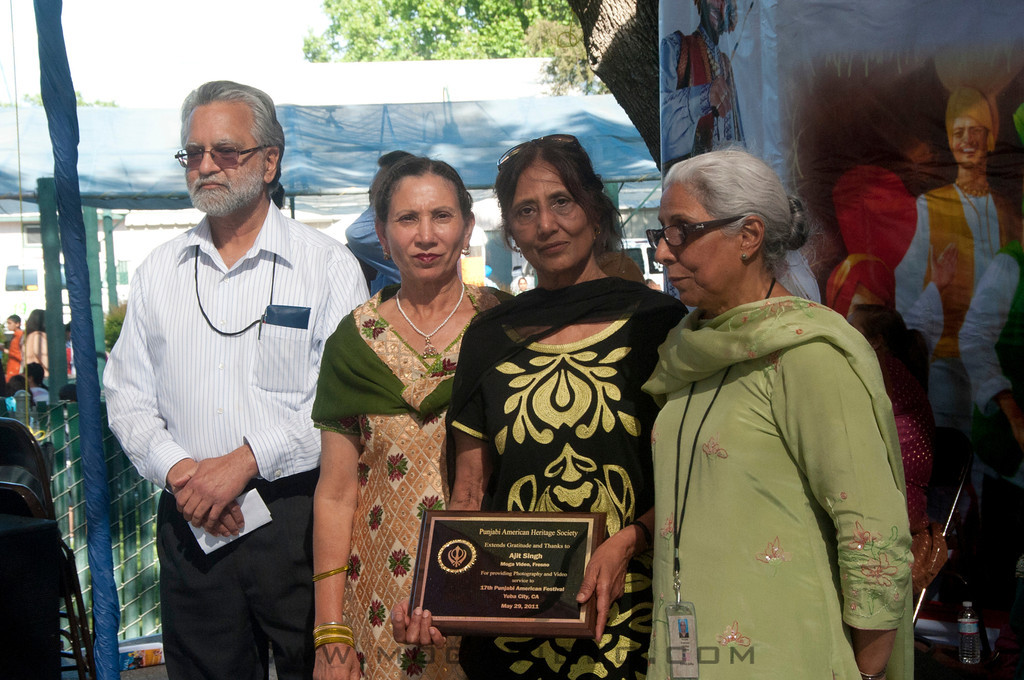 PAHS Dr Ghuman Honoring late Baldev Singh, his wife was presented plaque (235K)