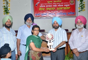 Jatinder Kaur being honoured (67K)