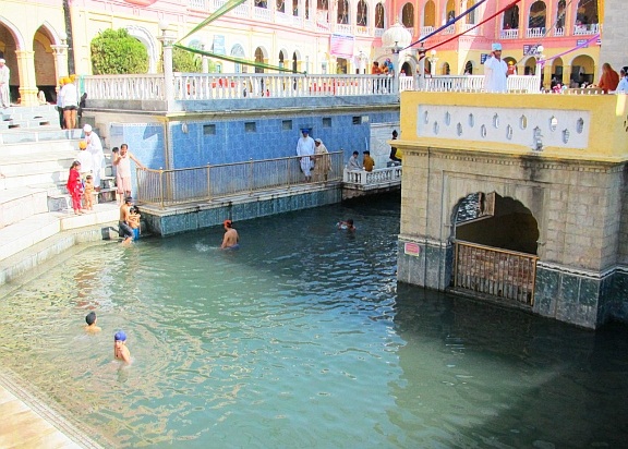 Punja Sahib (136K)