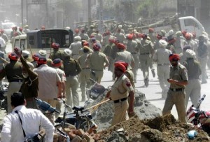 Police-chased-Sikhs (26K)