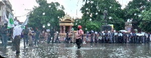 Amritsar Foundation Day Procession through waters (49K)