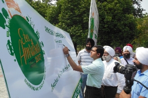 DC Signing the campaign (65K)