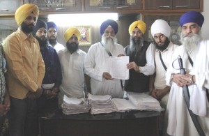 AISSF-president-Karnail-Singh-Peermohammad-and-others-with-Akal-Takht-Jathedar-Giani-Gurbachan-Singh-300x195 (18K)