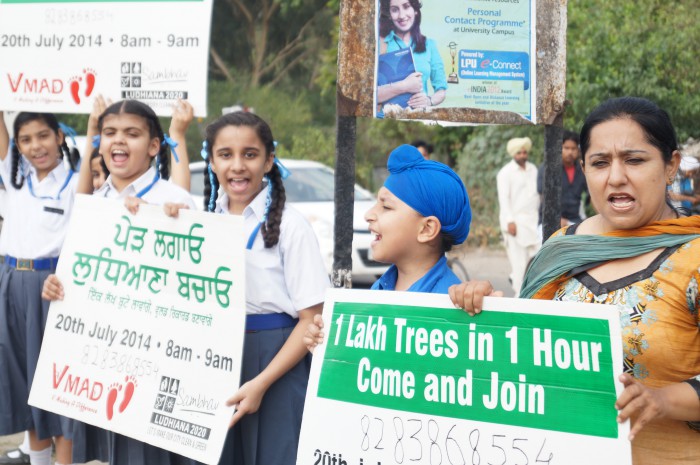 Human Chains Awareness at Roads n Crossings Ludhiana Earth Hour (1) (100K)