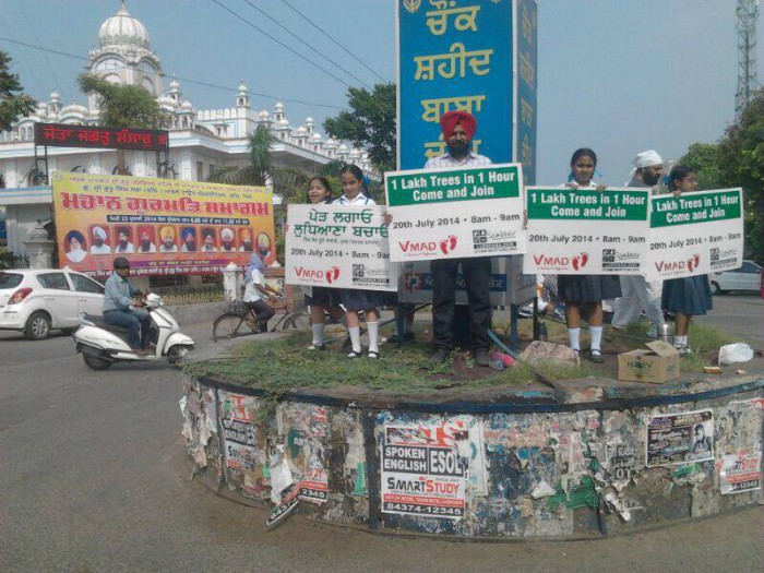 Human Chains Awareness at Roads n Crossings Ludhiana Earth Hour (5) (123K)