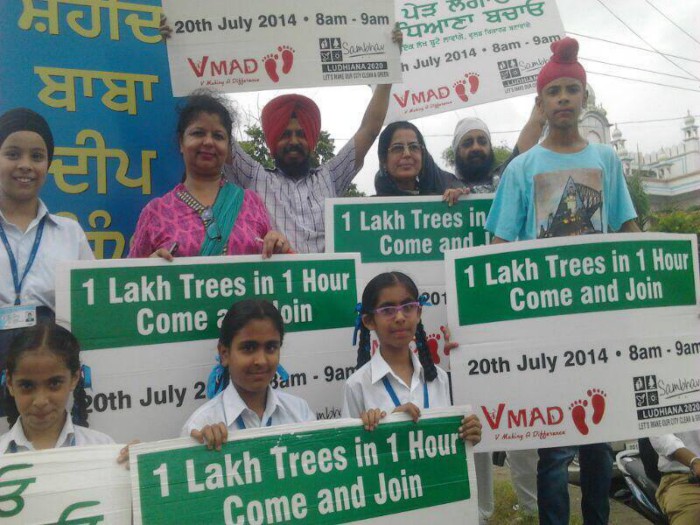 Human Chains Awareness at Roads n Crossings Ludhiana Earth Hour (6) (114K)