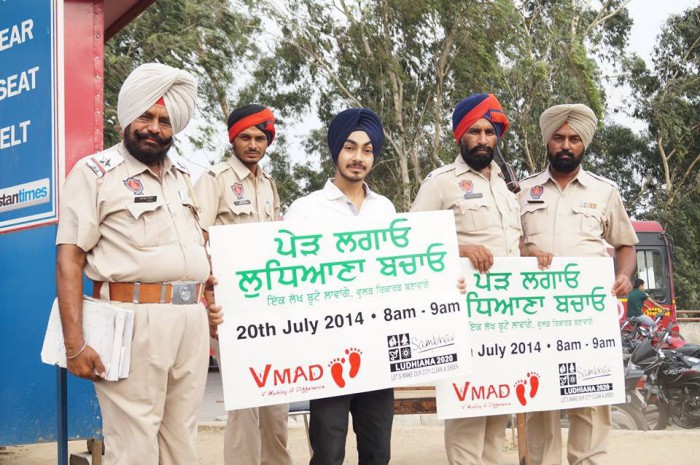 Human Chains Awareness at Roads n Crossings Ludhiana Earth Hour (9) (123K)