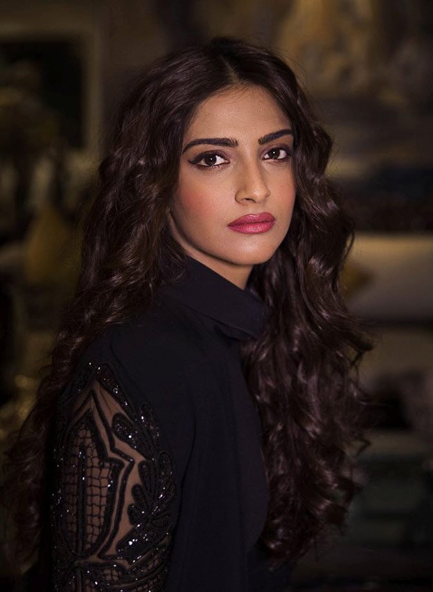 [Image: SonamKapoor1.jpg]