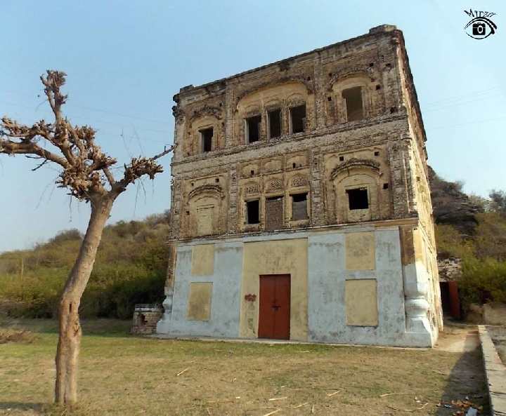 Front of Gurdwara Sahib (283K)