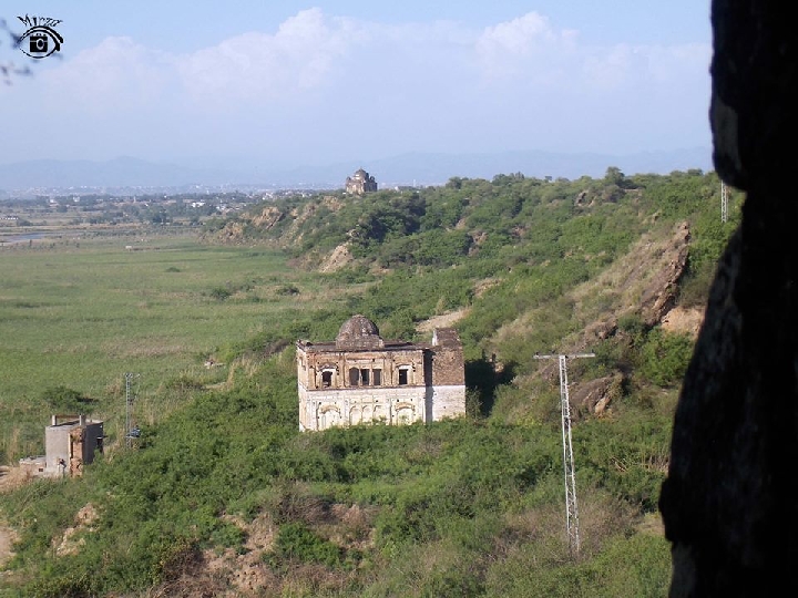 Gurdwara as seen from the Fort (264K)