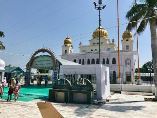 A_view_of_Fatehgarh_Sahib_Gurudwara,_martyrdom_of_Fateh_and_Zorawar_Singh,_Punjab_India.jpg