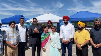 Mayor_AftabPurewal_w_Sikhs_At_Langar.jpg