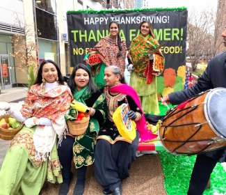 Parade Float_ladies & dholi.jpg