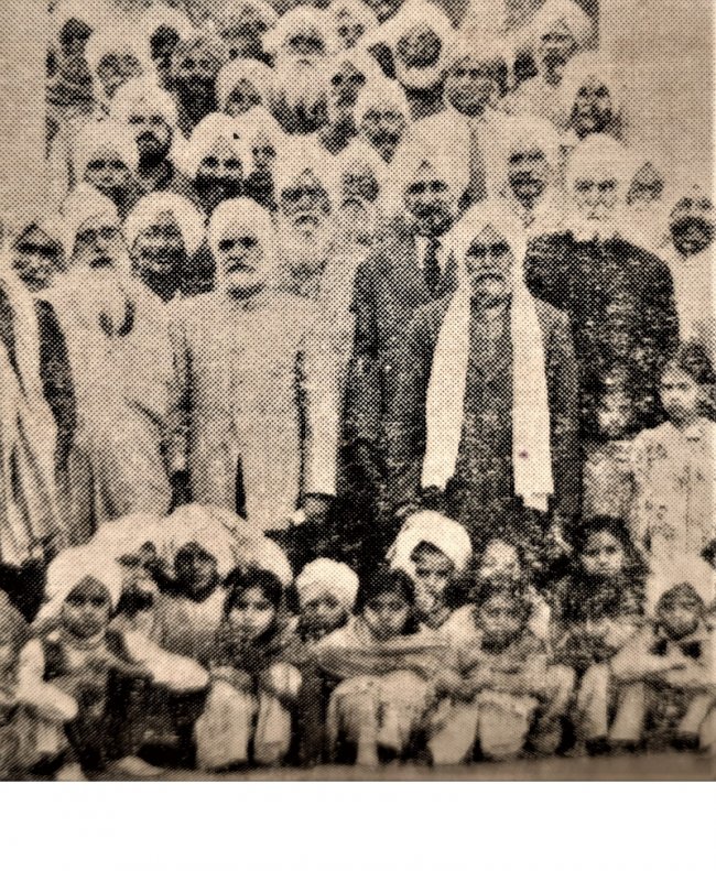 Sardr Shamsher Singh with villagers of Kila Raipur space.jpg