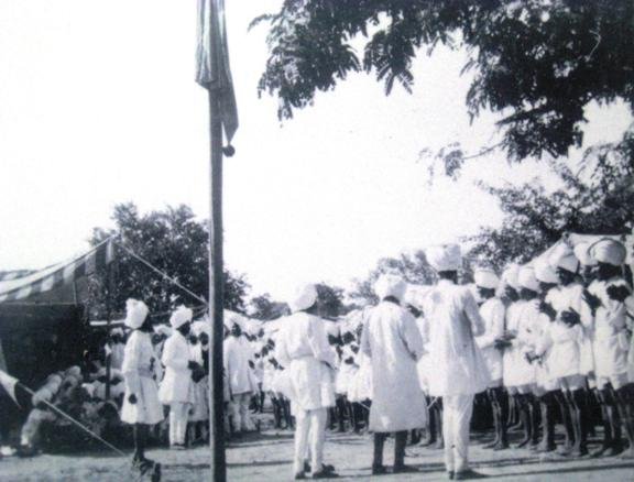 New_recruits_of_the_Sikh_Pioneers_during_the_baptism_ceremony._All_Sikhs_entering_the_British_Army_had_to_become_members_of_the (48K)