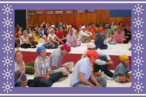 apr04_students_temple1 (46K)