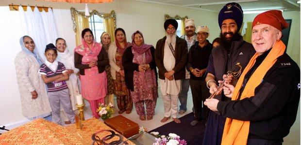 navreet-singh-head-of-the-guru-hargobind-sahib-sikh-temple-in-stoke-presents-retiring-coventry-pc (53K)