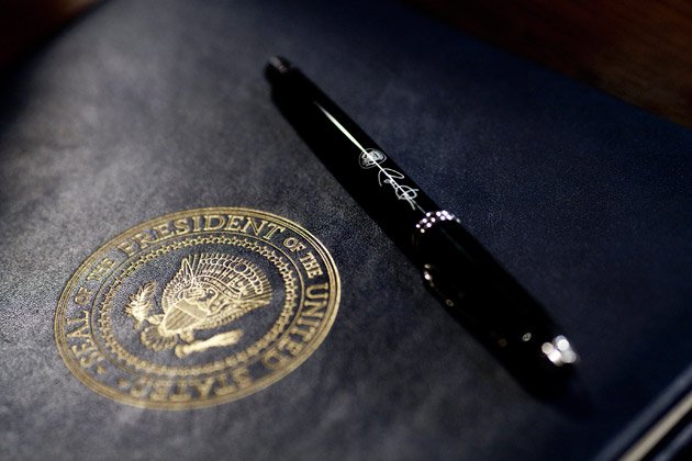presidential_seal_pen (64K)