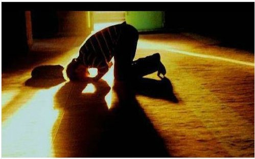 MuslimsOfferingPrayers (92K)