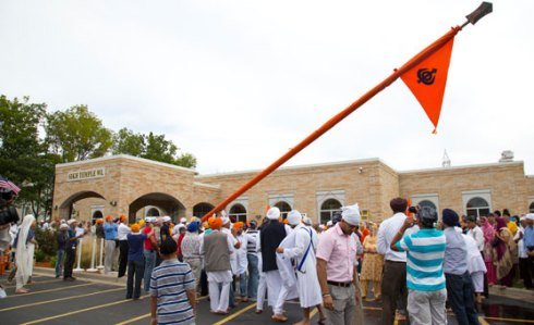 sikhTempleWisconsinNishanSahib (33K)