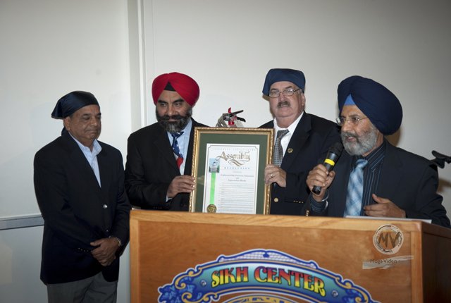 Hon-Dan-logue-presenting-ACR-181-RESOLUTION-to-dr-kang-sarb-johl-and-dhillon (196K)