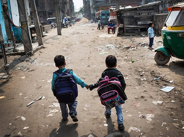 Children-walk-to-school-i-001 (134K)