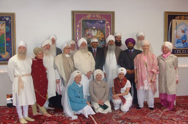Indian-consul-general-with-Sikh-community-of-New-Mexico (93K)