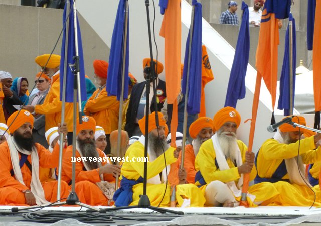 Panj-Piaras-who-led-the-Khalsa-Parade-given-prominence-at-the-stage (235K)