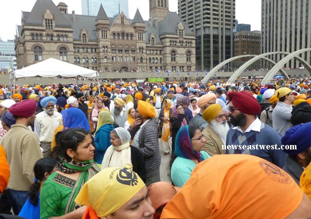 Toronto-Vaisakhi-parade-2013-A-sea-of-humanity (255K)