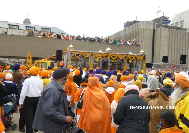 Torontos-Khalsa-Parade-winding-up-at-Nathan-Phillips-Square (218K)
