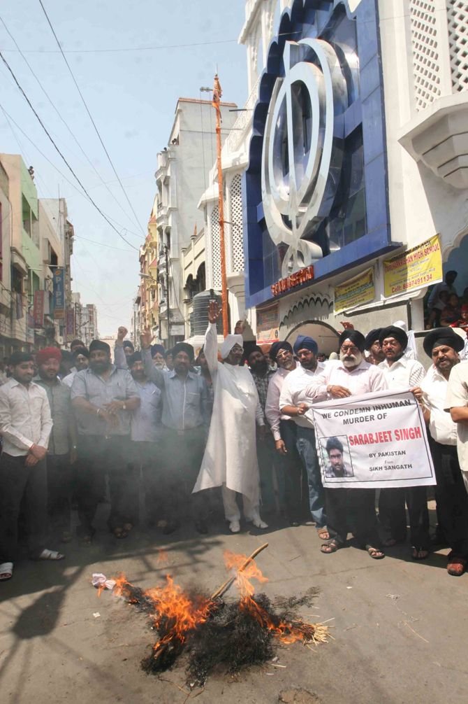 SarabjitSingh-protest1 (124K)