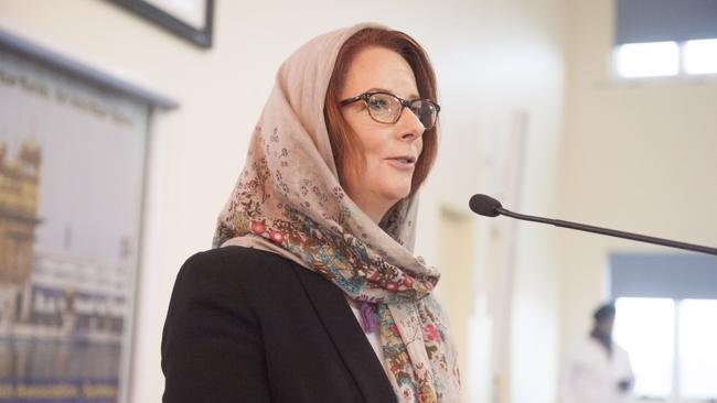 prime-minister-gillard-visits-sikhs (28K)