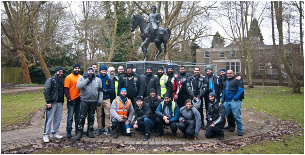 PosingWithStatue (538K)