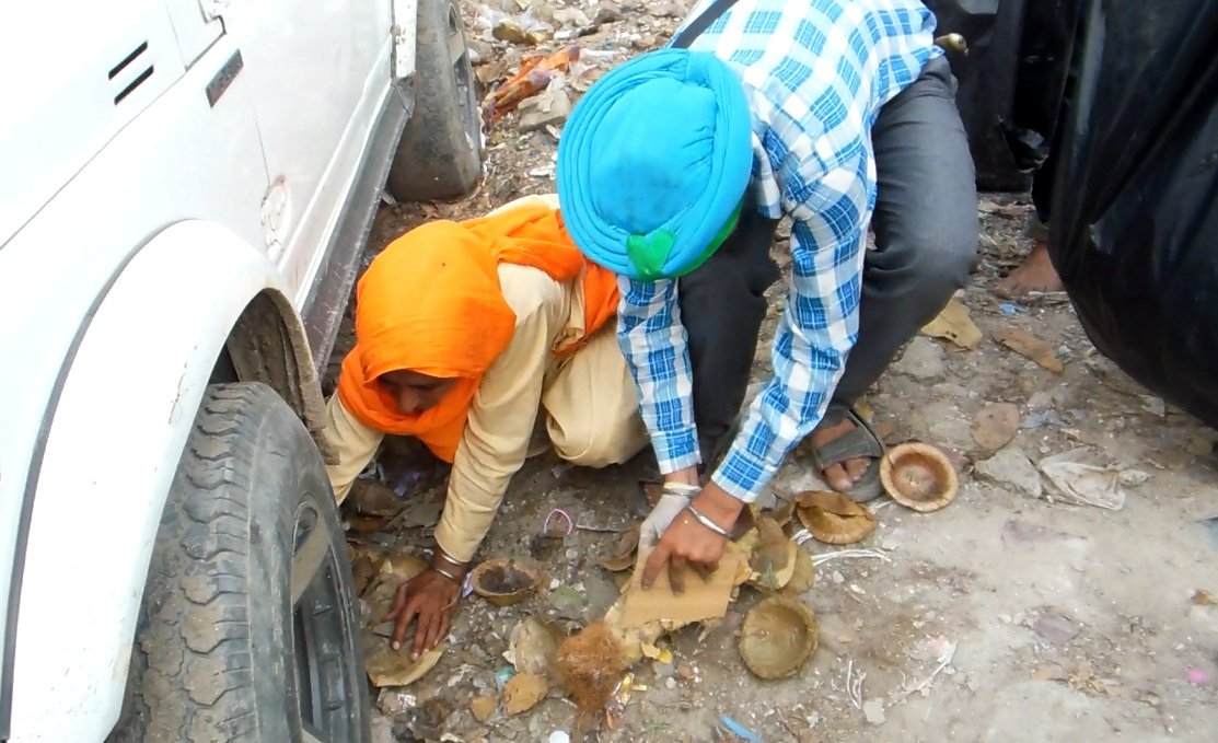 VolunteersCleaning (178K)