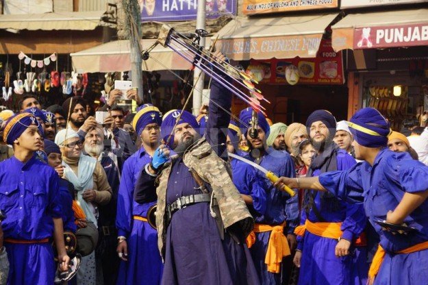 14640_nagar_kirtan_1-625x416 (98K)