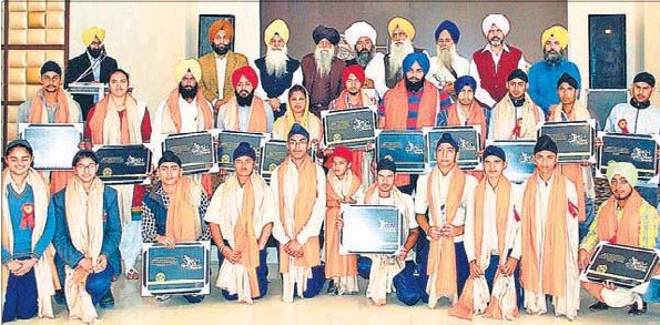 Marathon-runner-Fauja-Singh-third-from-left-back-row-and-members-of-an-NGO-honouring-Sikh-athletes-in-Amritsar (86K)