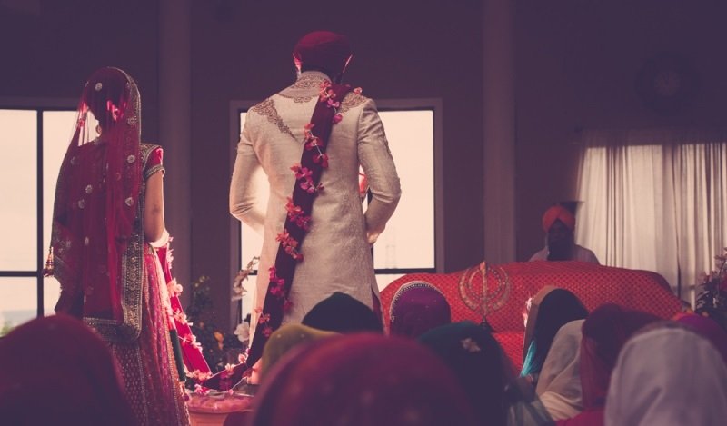 16a-indian-wedding-anand-karaj-bride-and-groom (81K)