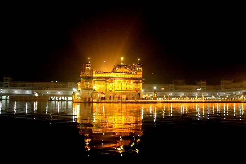 golden-temple-in-night (107K)