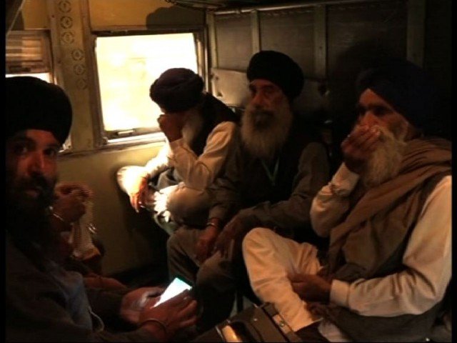 Sikh-Yatri-Depart-Lhr-29-11-640x480 (53K)