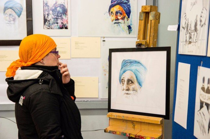 Melody-Sale-viewing-artwork-by-other-artists-credit-Hawk-Eye-Photography (73K)